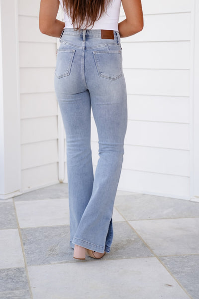 Judy Blue™ Jeans Bootcut Slim Vita Alta con Controllo Pancia e Spacco Laterale