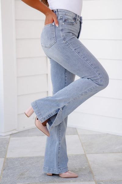 Judy Blue™ Jeans Bootcut Slim Vita Alta con Controllo Pancia e Spacco Laterale