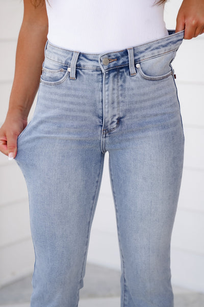 Judy Blue™ Jeans Bootcut Slim Vita Alta con Controllo Pancia e Spacco Laterale