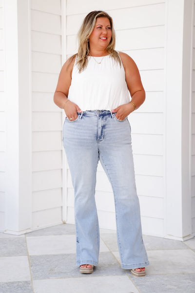 Judy Blue™ Jeans Bootcut Slim Vita Alta con Controllo Pancia e Spacco Laterale