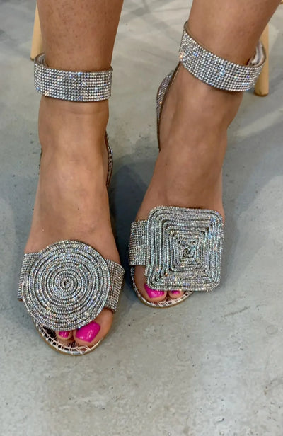 Aveline™ – Sandali Asimmetrici con Strass Brillanti
