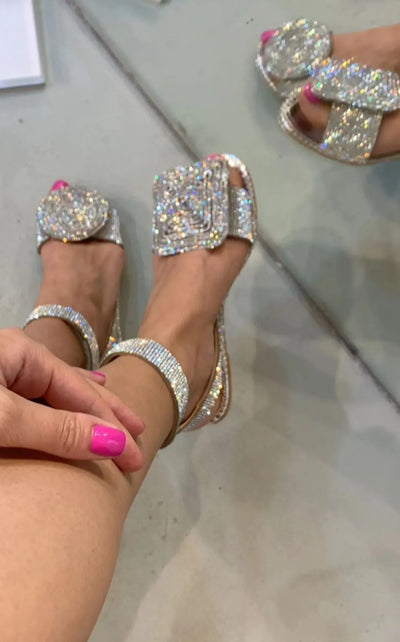 Aveline™ – Sandali Asimmetrici con Strass Brillanti